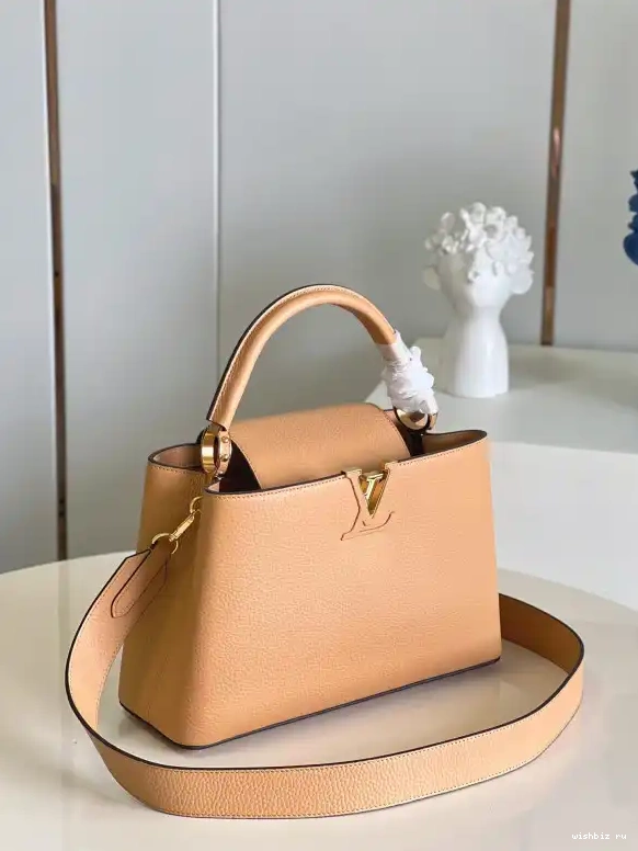 WIS BB CAPUCINES VUITTON LOUIS 0510